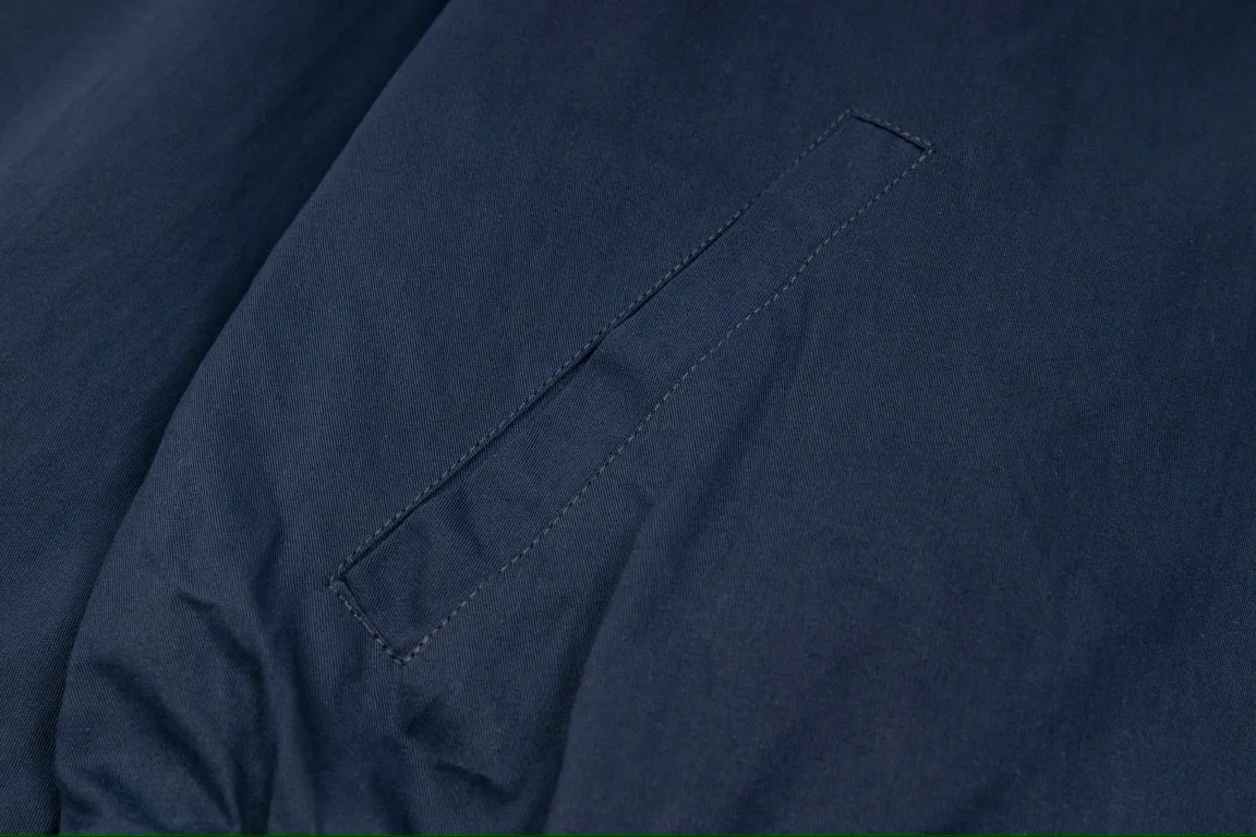 P300 model number: G317 Ralph Lauren's new 24ss classic embroidered logo lapel executive zipper jacket for both men and women. 1️⃣Selected from high-quality original developed pure cotton fabric, with customized plaid lining inside, the overall wear effect is very soft and comfortable. 2️⃣The workmanship details are perfectly controlled, with exquisite small logo embroidery on the chest, and the unique design style of splicing technology is used on the dropped shoulders to highlight your personality! The version is simple but not simple! 3️⃣ Complete with tag accessories, unisex design, and a very versatile jacket for men and women!  Color: black, navy blue, khaki Size: S, M, L, XL